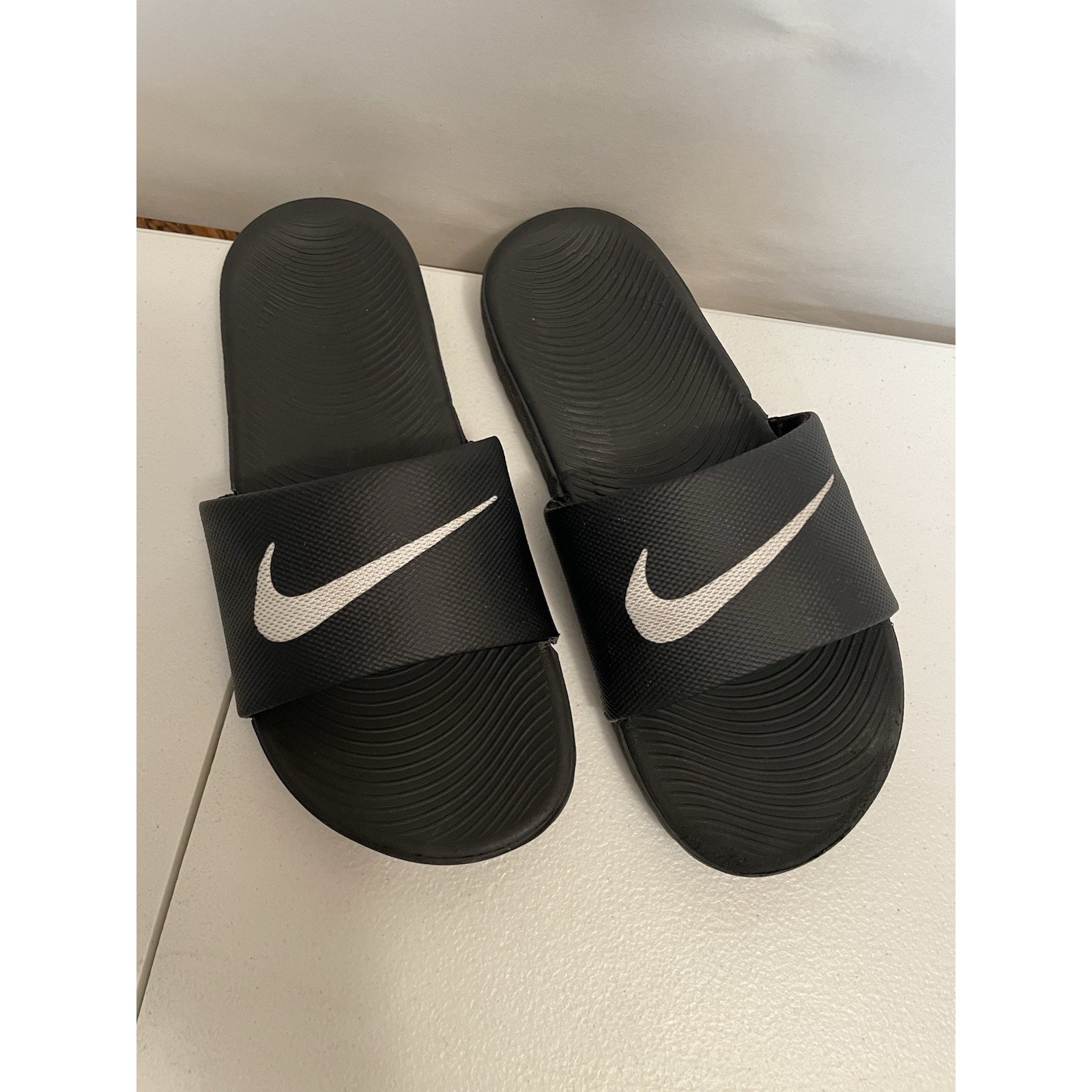 Nike Black Slides Youth Sandals Slip On Size 5y Beach Pool Shoes Flip Flops